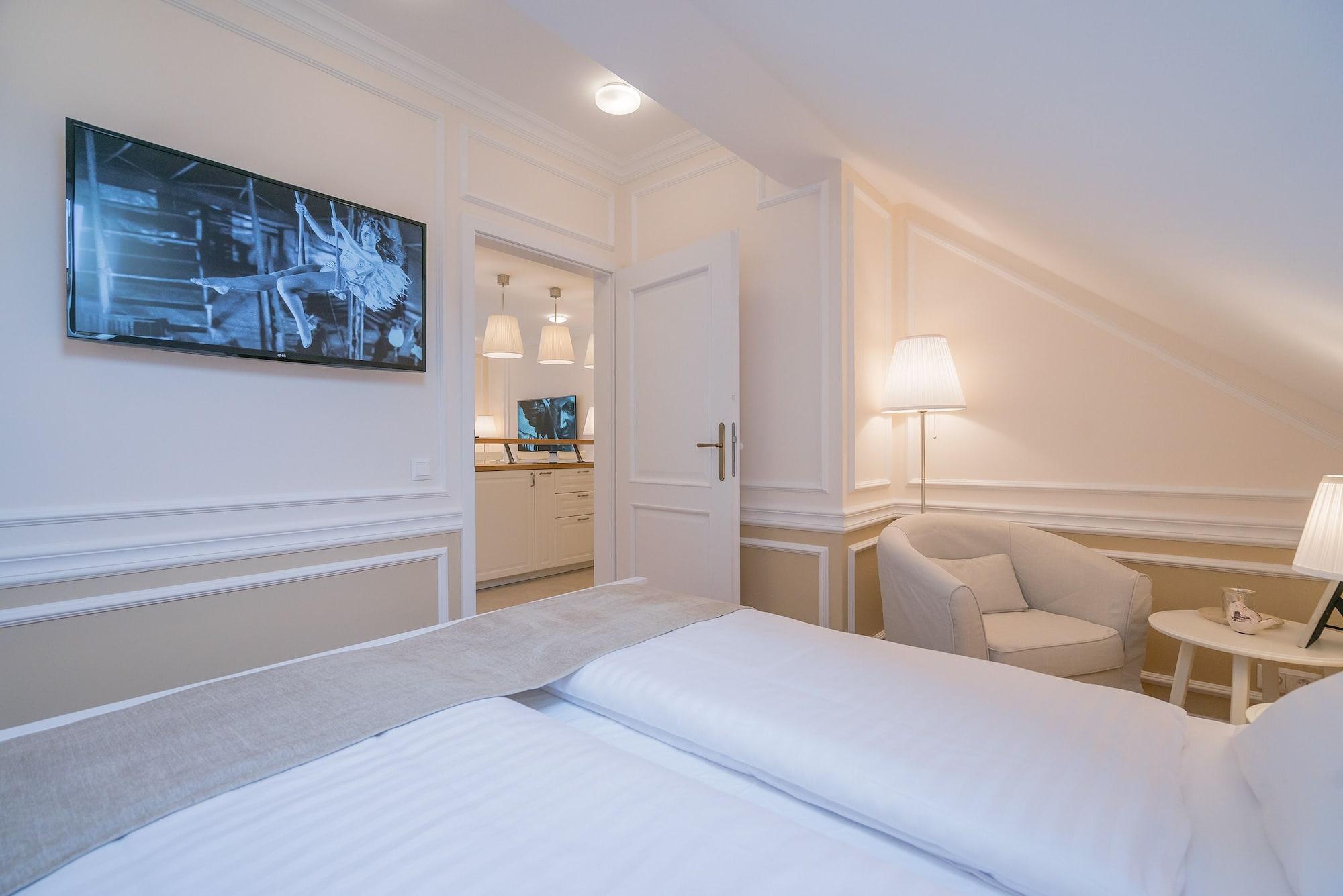 Revelton Suites Karlsbad Exteriör bild