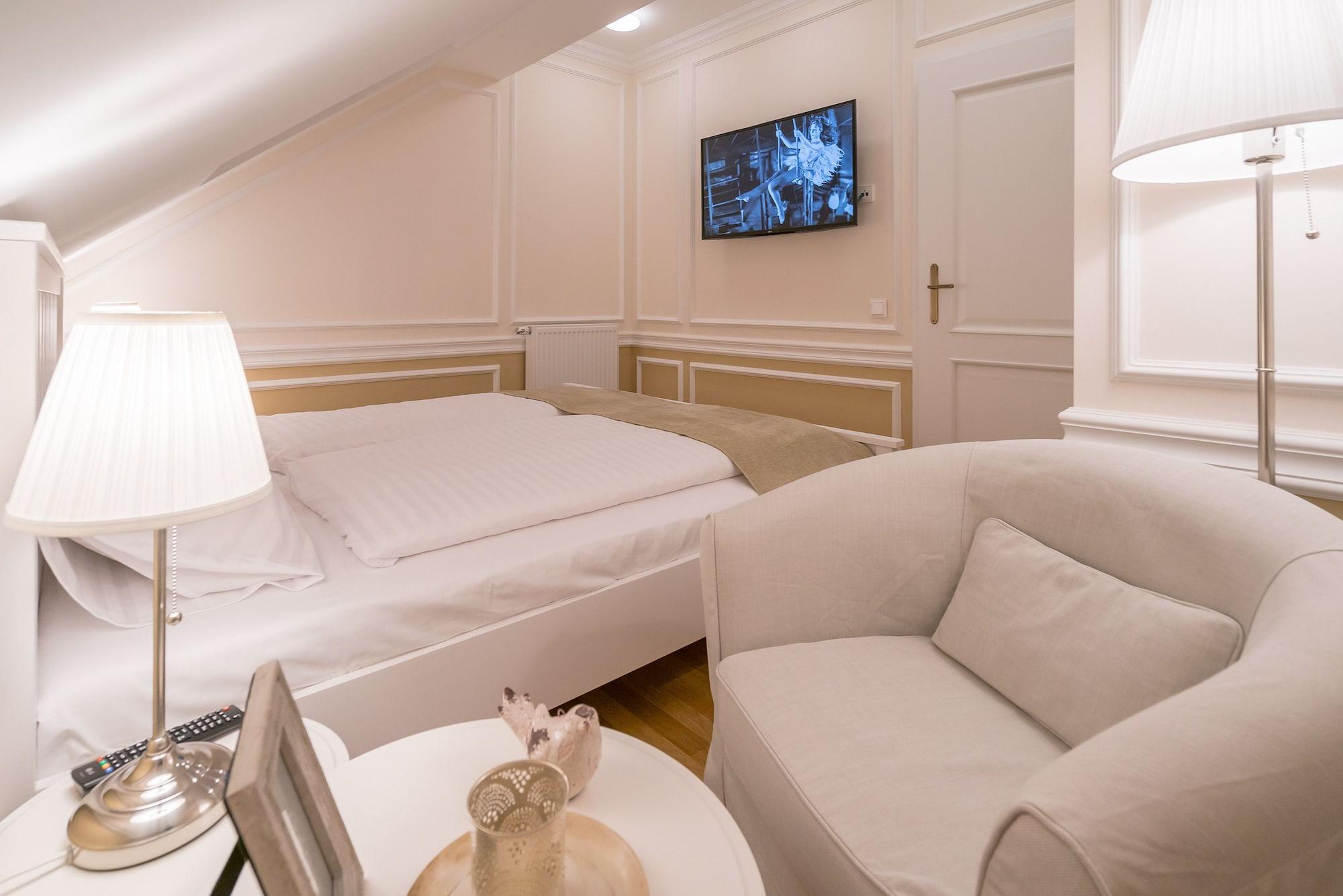 Revelton Suites Karlsbad Exteriör bild