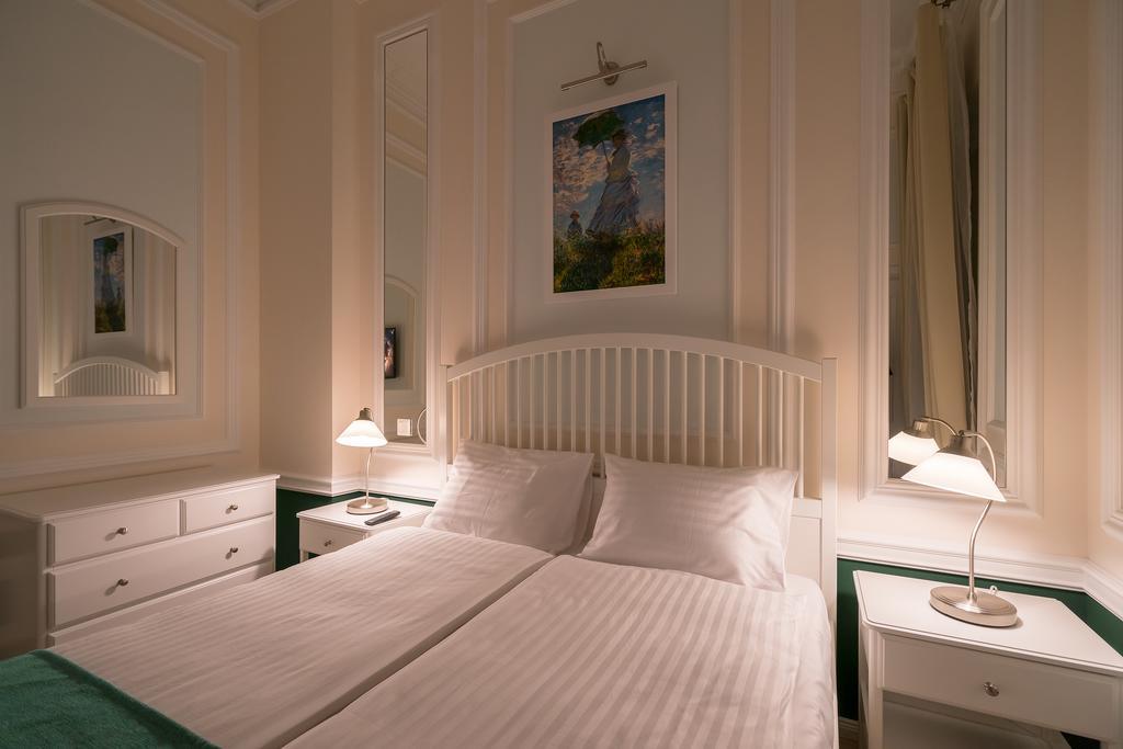 Revelton Suites Karlsbad Exteriör bild