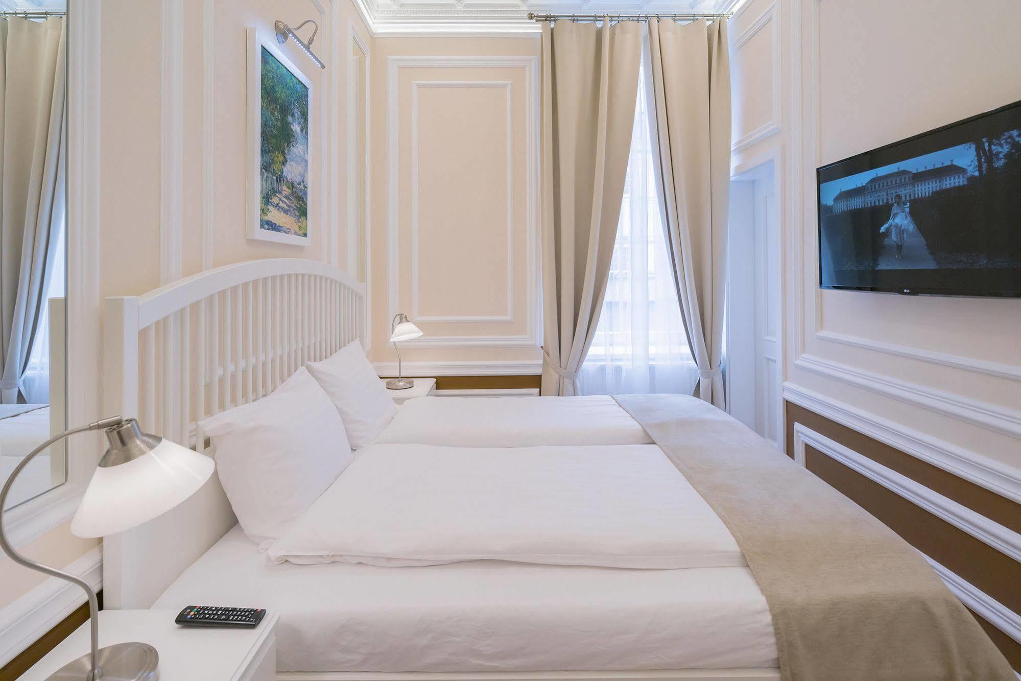 Revelton Suites Karlsbad Exteriör bild